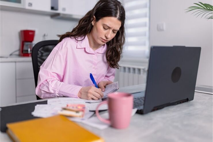 Donna scrive qualcosa, PC davanti