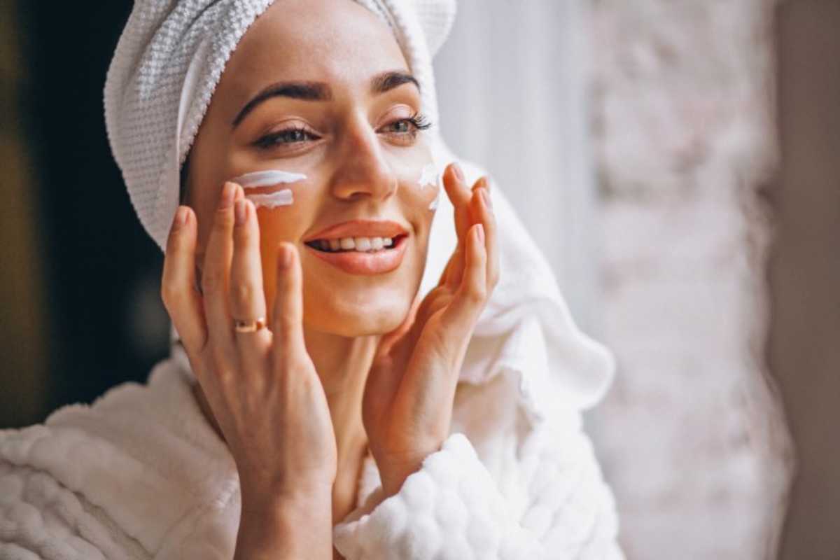 donna si passa la crema sul viso