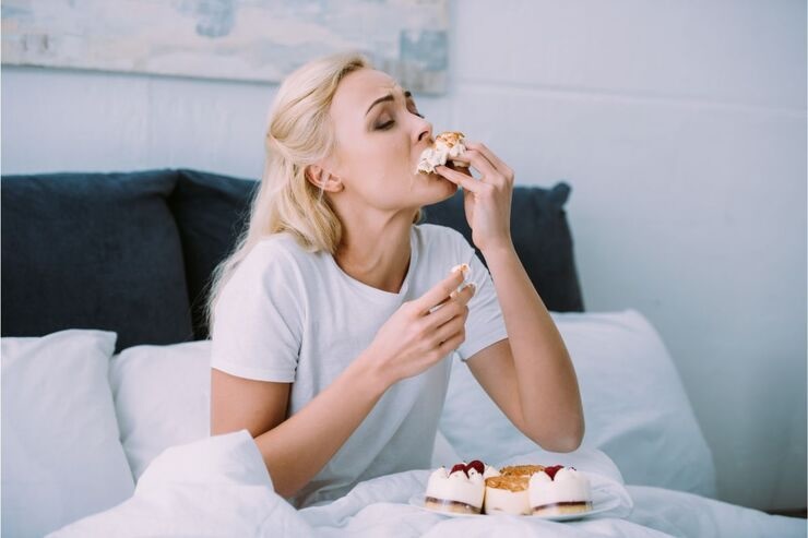Donna mangia sul letto