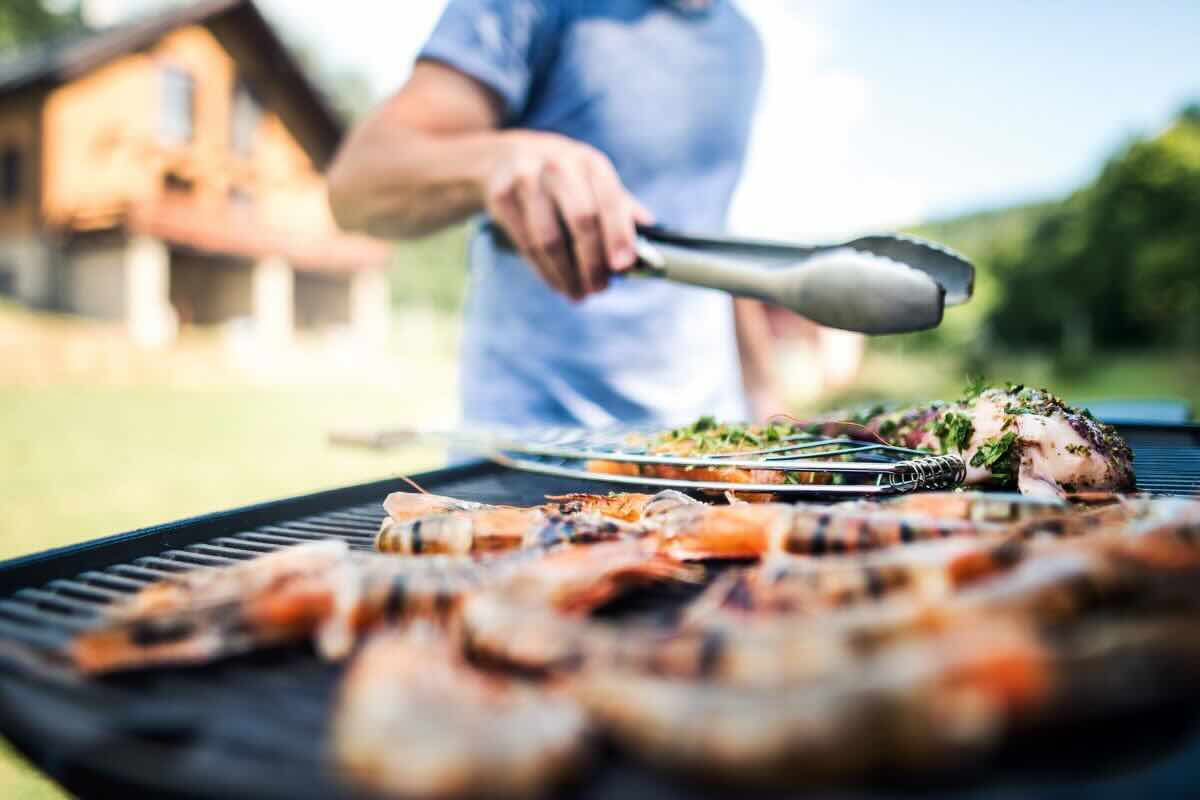 Uomo fa barbecue
