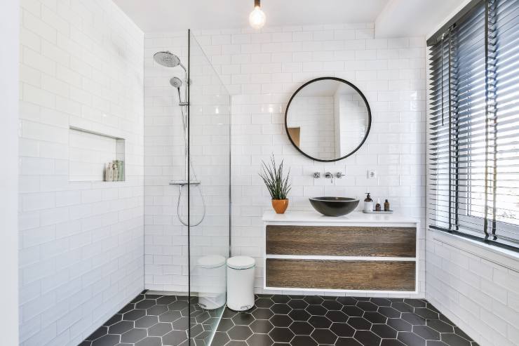 un bagno con una doccia walk-in