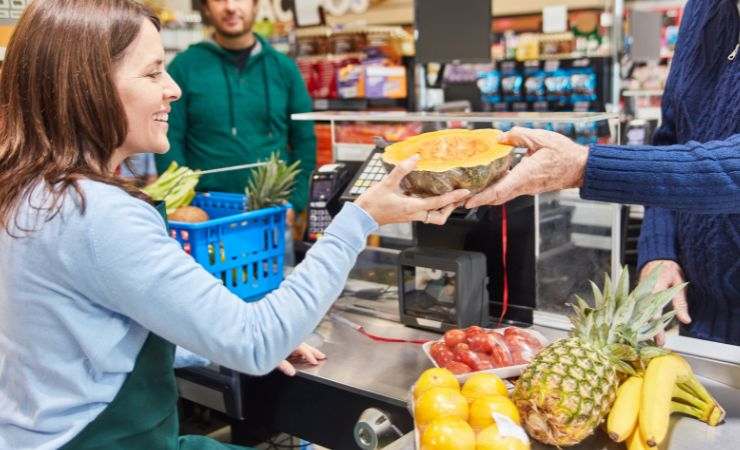 un signore alla cassa di un supermercato