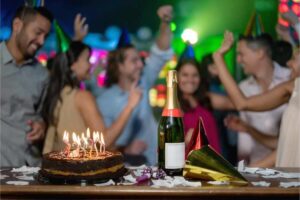 festa di compleanno con torta e spumante