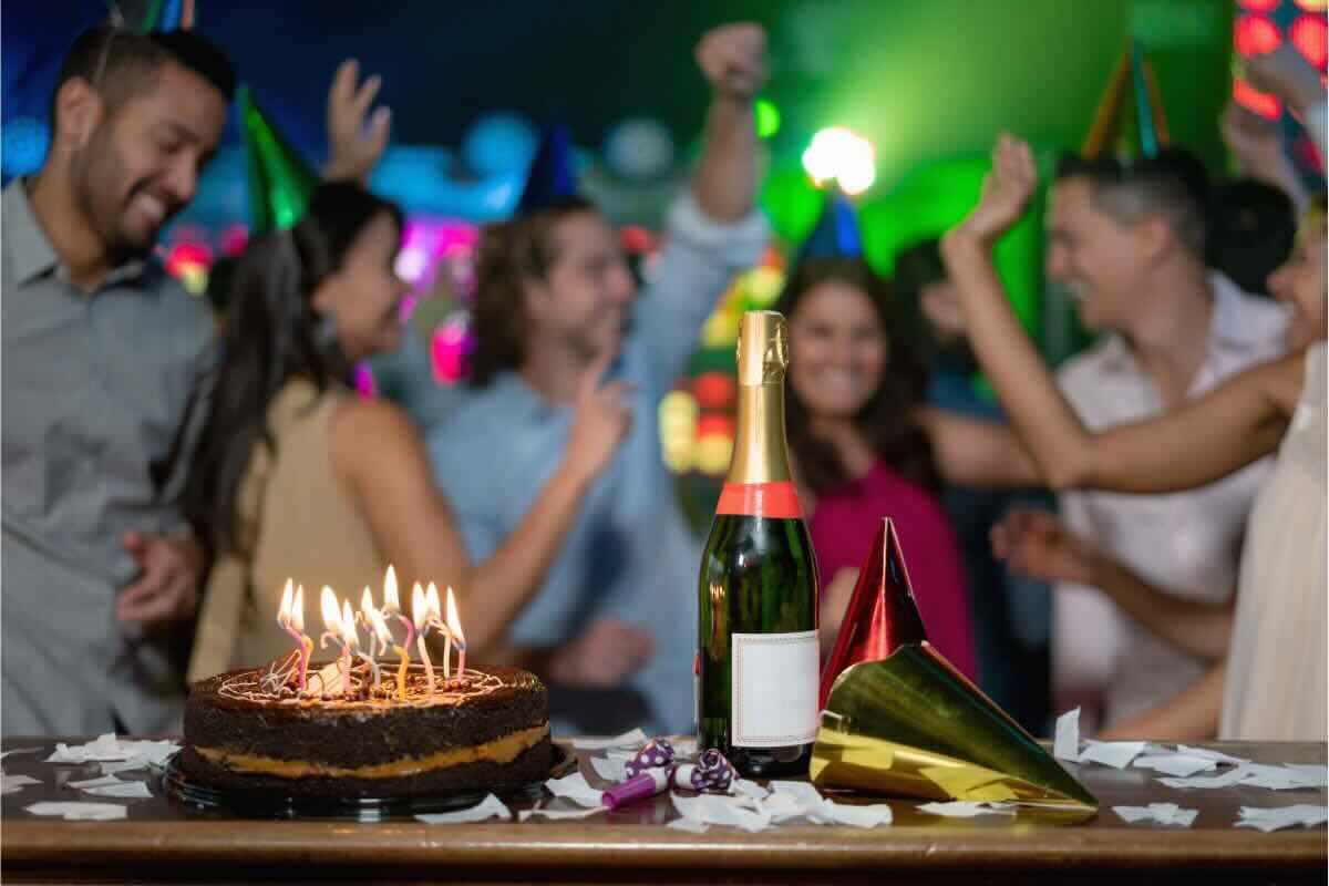 festa di compleanno con torta e spumante 