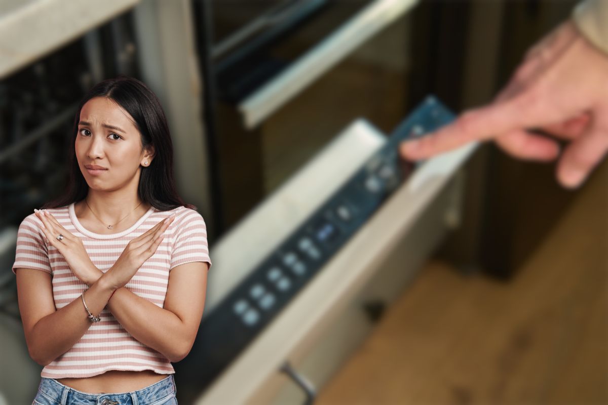 donna che aziona lavastoviglie e un'altra che fa stop con le mani