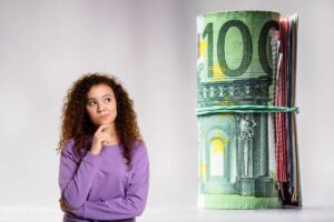 dei soldi e una ragazza dubbiosa