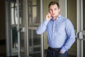 uomo al telefono