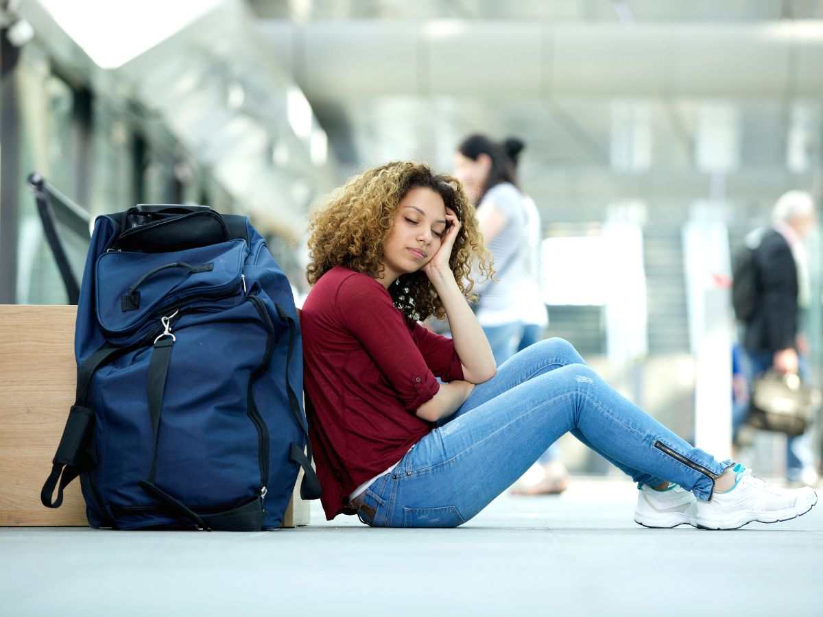 donna scocciata in aeroporto