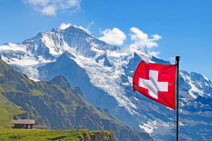 montagne e bandiera svizzera