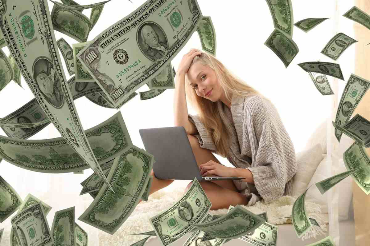 donna computer banconote dollari
