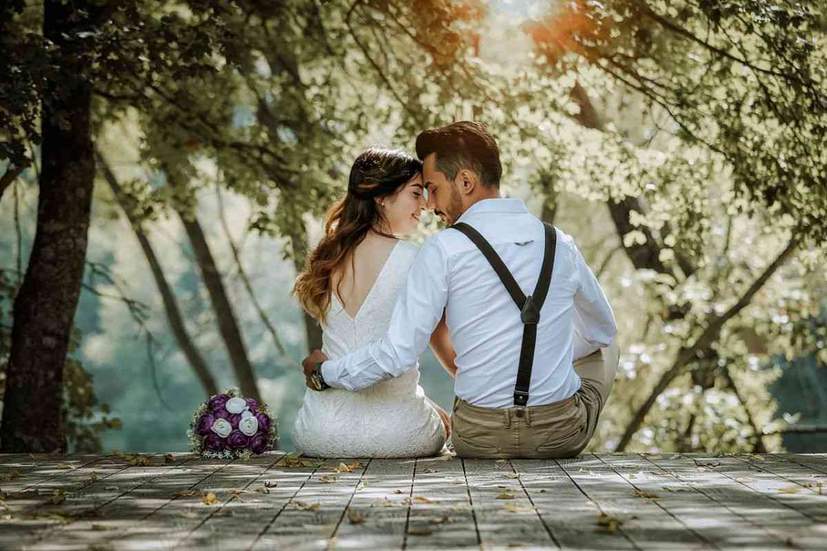 coppia baci innamorati abbracciati