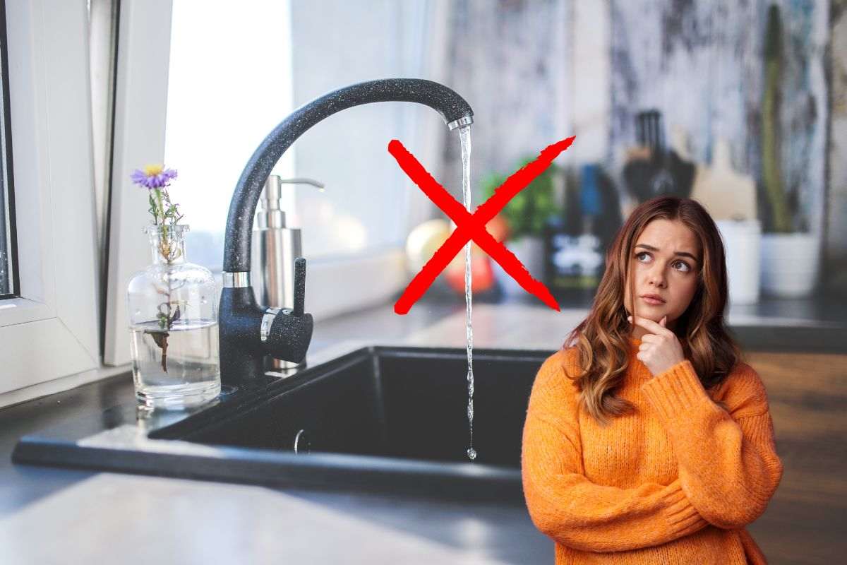 un rubinetto con l'acqua aperta, un x rossa sopra ed una ragazza dubbiosa