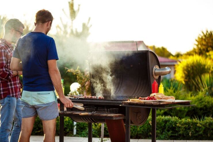 Uomo davanti al barbecue