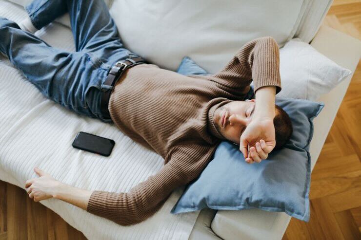 Uomo dorme sul divano