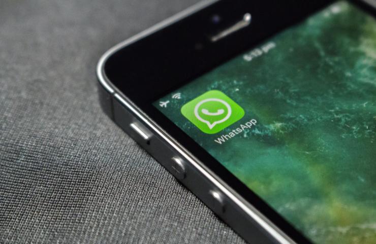 cellulare con icona di whatsapp sullo schermo